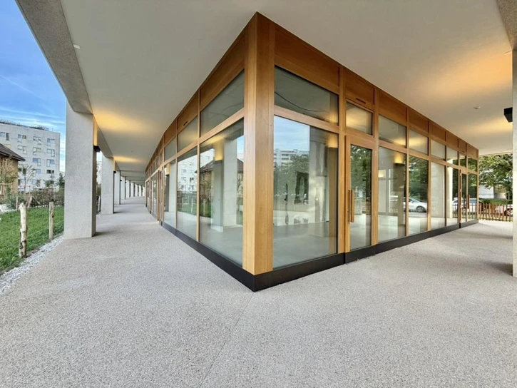 SHOP FOR SALE – PRIME LOCATION